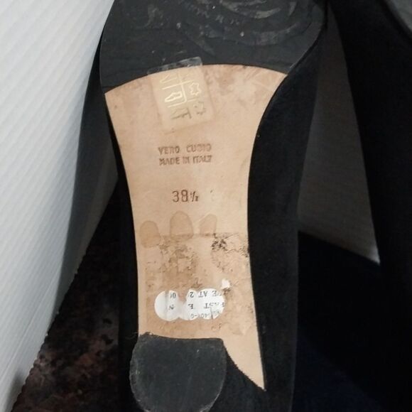 Taryn Rose Black Suade Heels..EUC...SIZE 8 1/2. - Picture 8 of 8